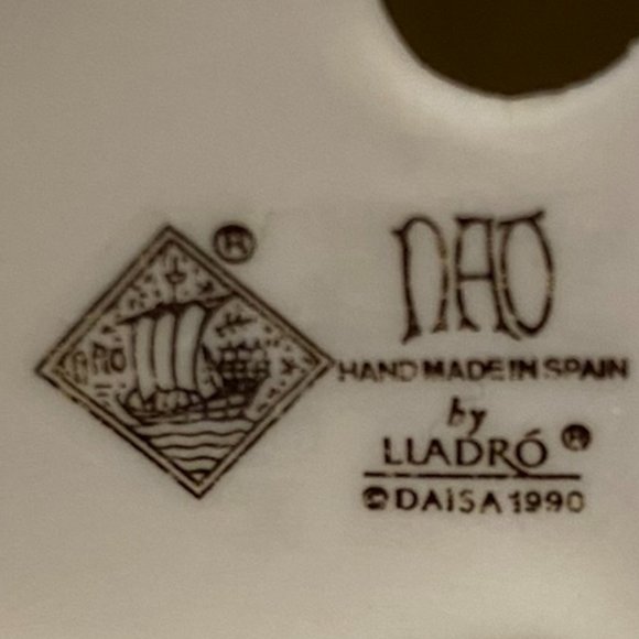 Nao by Lladro 'Girl with Doll' - Picture 6 of 6